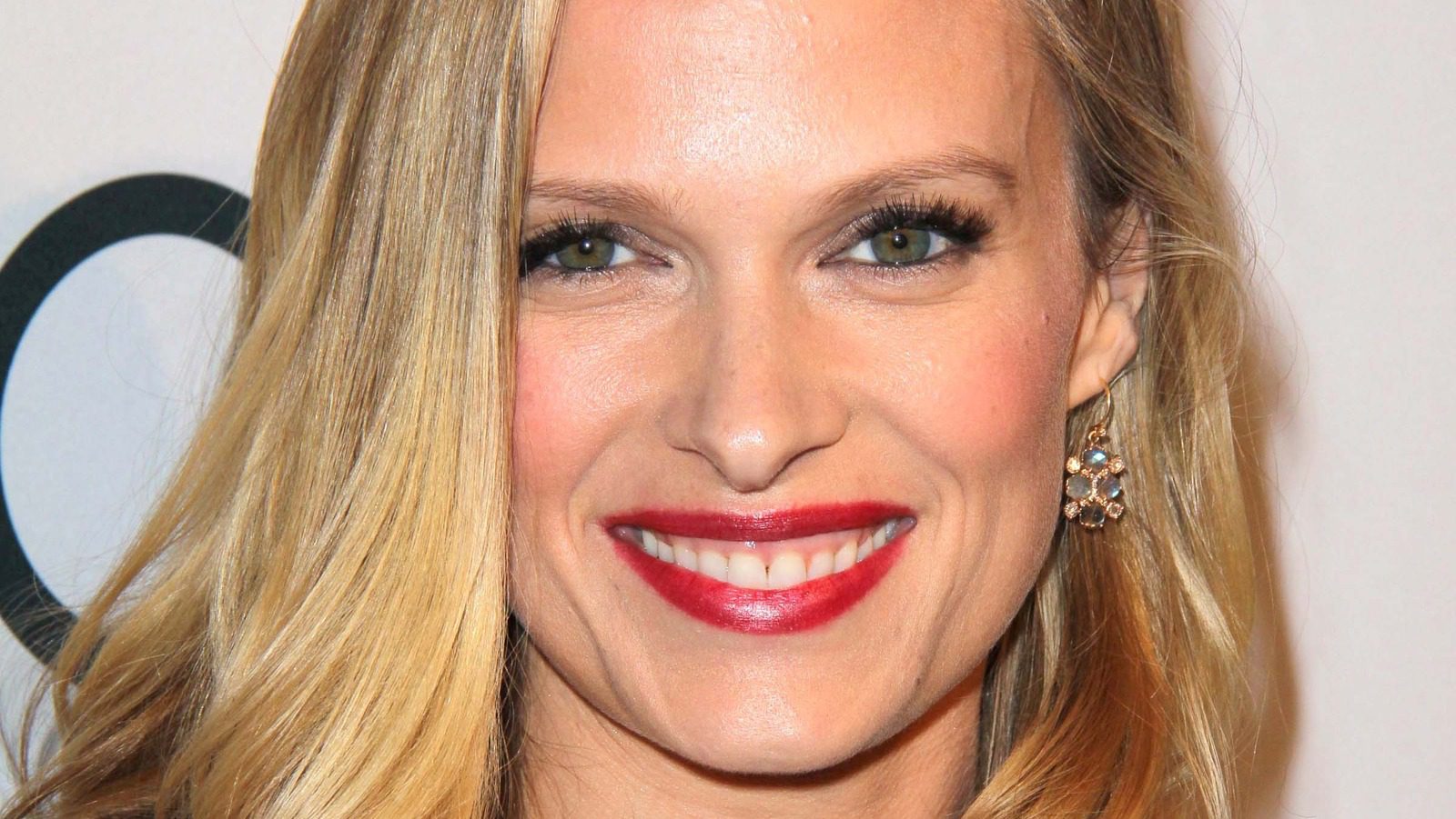 Hocus Pocus' Vinessa Shaw Almost Had A Much Harder Time Filming Thanks To The Original Costuming Plan